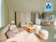 家具はイメージです。リビングは広々とした設計で、家族が集い、寛ぐ暮らしの空間を演出しています。思い思いの時間を過ごしたり、家族みんなで食事をしたり、素敵な団らんの場になりますね。