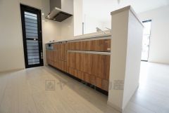 同仕様写真。リビングやダイニングからキッチン周りが丸見えにならない対面式キッチン。テレビ鑑賞や家族との対話がしやすく、ご家族の温かい時間を演出します。