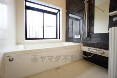 広々1坪タイプの浴槽ユニットでゆったりくつろげるバスルーム。窓、浴室乾燥機付きで換気・雨の日の洗濯もばっちり＾＾