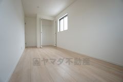 同仕様写真。暖かい日差しが差し込む洋室。たっぷり収納できるクローゼット付きでお部屋の中をすっきりと快適に保てます。