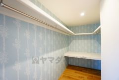 収納力豊富なウォークインクローゼット。洋服や小物などを1箇所にまとめて美しい収納を実現します。