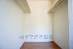 収納力豊富なウォークインクローゼット。洋服や小物などを1箇所にまとめて美しい収納を実現します。スーツケースのような大型の荷物も置けます＾＾