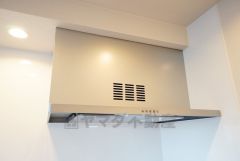 お手入れが簡単なスリム型レンジフードです。調理により発生する油煙や臭いを吸い込み、屋外へ排気してくれます。