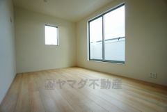 2面採光を確保した明るい室内は、風通しも良く、大変居心地の良い空間となっております。