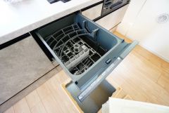 炊事時間を大幅に短縮できる食器洗浄乾燥機付き＾＾食器を洗う手間が減るので家族とのコミュニケーションの時間や自分の時間が増えますね。