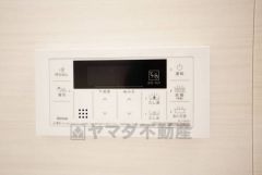 湯量・湯温の設定、そして保温までワンタッチのフルオートバス。便利な追い炊き機能付きです。