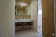 同仕様写真。三面鏡裏収納付き洗面化粧台です＾＾ 歯磨きセットやスキンケア用品などの収納に便利ですね。 生活感も隠すことができ、来客時にも安心です。