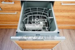 家事の時間が短縮できるフルオープンで開けやすい食器洗い乾燥機付。