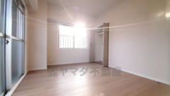 住む人のこだわりを活かす洋室。日当たりがよく、寝室としての利用もおすすめ。広めのクローゼットには荷物をすっきり片付けられ、ゆとりのある暮らしが出来ます＾＾