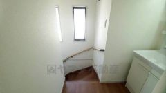 小さなお子様やご高齢の方でも安心できる、手すり付き階段。段差も低めで設定されており、安全性にも優れています。