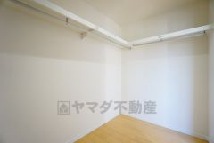 同仕様写真。洋室にはハンガーパイプ付きのウォークインクローゼットが設けられています。たっぷり収納できるので衣替えの心配もいりませんね＾＾