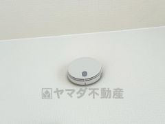 火災発生をいち早く知らせてくれる火災報知器は標準装備です。