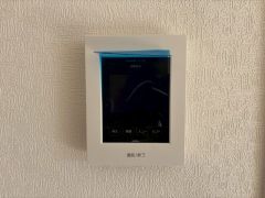 防犯はもちろん、セールスマン対策にもなるモニター付きインターホンです。お子さん1人での留守番時にも活躍しそうです。
