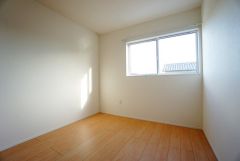 机やベッドを置いても広々とした空間です＾＾子供部屋としての利用もおすすめ。