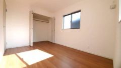 2面採光を確保した明るい室内は、風通しも良く、大変居心地の良い空間となっております。爽やかな風を感じて起きる朝は、快適生活の始まりに。