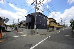 前面道路は広く、車同士がすれ違うスペースが十分にあります。落ち着いた住宅地内で快適な生活を実現してみませんか＾＾