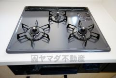 同時にたくさんの料理が調理できる3口コンロ。長時間熱を通しておきたい煮込み料理を作りながら、炒め物など同時進行で進められます。