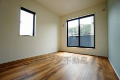 同仕様写真。住む人のこだわりを活かす洋室。日当たりがよく、寝室としての利用もおすすめ。広めのクローゼットには荷物をすっきり片付けられ、ゆとりのある暮らしが出来ます＾＾