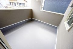 幅広のインナーバルコニーは多少の雨でも洗濯物を守ってくれ、家事を助けてくれること間違いなし。眩しすぎる日差しも和らげます。