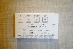 壁リモコンタイプのウォシュレット付き。すっきりした見た目で、トイレ奥の掃除もしやすいです。