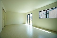 大きな掃き出し窓のあるリビングは、陽光あふれる明るい空間です。ゆったりと寛げる憩いの場となりそうです。