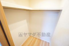 収納力豊富なウォークインクローゼット。洋服や小物などを1箇所にまとめて美しい収納を実現します。スーツケースのような大型の荷物も置けます＾＾