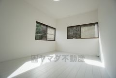 2面採光を確保した明るい6帖洋室は、風通しも良く、大変居心地の良い空間となっております。爽やかな風を感じて起きる朝は、快適生活の始まりに。