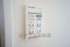 雨の日の洗濯も安心できる浴室暖房乾燥機付き浴室。リモコンで操作もボタン1つで簡単。