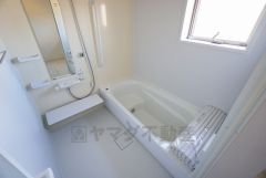 同仕様写真。1日の疲れを癒すくつろぎのバスルーム。足を伸ばしてもゆったりと入れるサイズです。お子様と一緒にお風呂に入っても狭くないですね^^