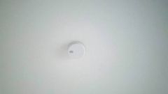 火災による煙や熱を感知して、警報音やブザー等で火災の発生を知らせてくれる火災警報器。