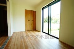 1階洋室。住む人のこだわりを活かす洋室。日当たりがよく、寝室としての利用もおすすめ。広めのクローゼットには荷物をすっきり片付けられ、ゆとりのある暮らしが出来ます＾＾