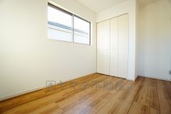 暖かい日差しが差し込む洋室。たっぷり収納できるクローゼット付きでお部屋の中をすっきりと快適に保てます。