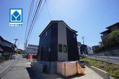 角地＾＾香住丘小学校徒歩9分。スーパーやコンビニなども近く周辺環境充実。快適でゆとりのある生活空間で新生活を始めましょう^^
