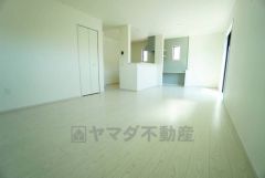 大きな窓のあるリビングは、陽光あふれる明るい空間です。居心地良く、ご家族皆がゆったり寛げる憩いの空間となりそうです。