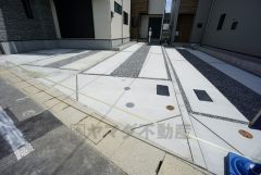 駐車スペースはゆとりある2台分を確保。マイカー用に、お客さま用に、余裕を持ってご利用いただけます。