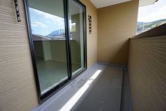 陽当たりの良いバルコニーです。お洗濯やお布団干しはもちろん、日光浴スペースにも。足元は防水工事施工済です。