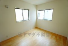 同仕様写真。2面採光を確保した明るい室内は、風通しも良く、大変居心地の良い空間となっております。爽やかな風を感じて起きる朝は、快適生活の始まりに。