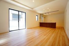 大きな窓のあるリビングは、陽光あふれる明るい空間です。居心地良く、ご家族皆がゆったり寛げる憩いの空間となりそうです。