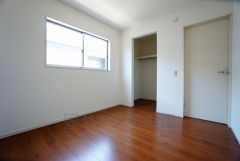 同仕様写真。住む人のこだわりを活かす洋室＾＾広めのクローゼットもあり荷物もすっきり片付けられ、ゆとりのある暮らしが出来ます＾＾