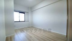 暖かい日差しが差し込む洋室。たっぷり収納できるクローゼット付きでお部屋の中をすっきりと快適に保てます。