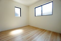 2面採光を確保した明るい室内は、風通しも良く、大変居心地の良い空間となっております。日当たりがよく、子供部屋としての利用もおすすめ。