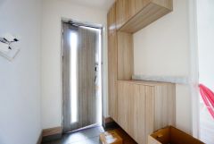 たっぷり収納できるシューズボックスです。家族全員の靴がきれいに整頓できます。棚の上にお花や写真を飾っても良いですね。