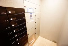 宅配ボックス付き。お仕事中や外出中などの不在時にも荷物が受け取れるのはとっても便利ですね＾＾セキュリティ面でも安心です＾＾