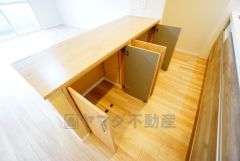 ダイニングへの配膳や調理の時便利なカウンター。収納力もあり、生活感を隠してキッチン周りをスッキリできます＾＾