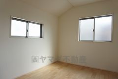 同仕様写真。2面採光を確保した明るい室内は、風通しも良く、大変居心地の良い空間となっております。爽やかな風を感じて起きる朝は、快適生活の始まりに。