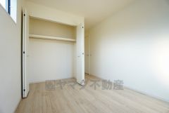 暖かい日差しが差し込む洋室。たっぷり収納できるクローゼット付きでお部屋の中をすっきりと快適に保てます。