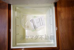 キッチンにある床下収納は、居住スペースを減らさずに買い置きの調味料や非常食などを保管することができます。