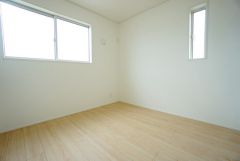 机やベッドを置いても広々とした空間です＾＾日当たりがよく、子供部屋としての利用もおすすめ。