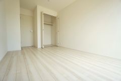 同仕様写真。机やベッドを置いても広々とした空間です＾＾日当たりがよく、子供部屋としての利用もおすすめ。クローゼット付きなので、すっきりと整理整頓でき気持ちよく過ごせますね＾＾