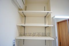 バスタオルや着替えなど置くことができる棚を設置。洗剤のストックも収納できます。